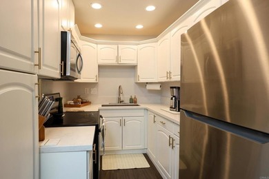 Charming two bedroom, one bathroom condo perfectly positioned in - photo 8