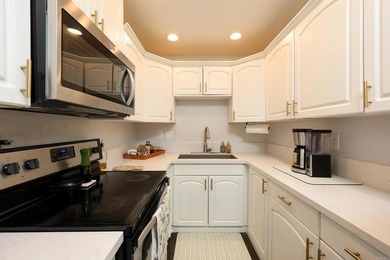 Charming two bedroom, one bathroom condo perfectly positioned in - photo 9