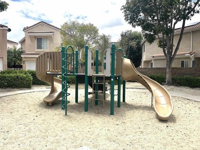 Welcome to this 3 bedroom, 2.5 bath detached townhome in the - photo 4