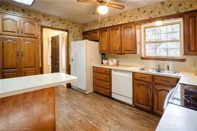 Charming 3 bedroom , 3 bath home with a desirable split floor - photo 11