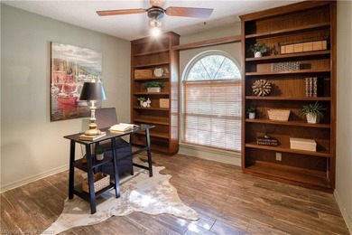 Charming 3 bedroom , 3 bath home with a desirable split floor - photo 12