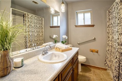 Charming 3 bedroom , 3 bath home with a desirable split floor - photo 13