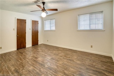 Charming 3 bedroom , 3 bath home with a desirable split floor - photo 15