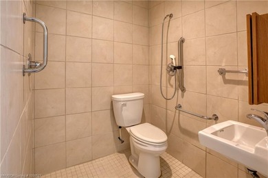 Charming 3 bedroom , 3 bath home with a desirable split floor - photo 19