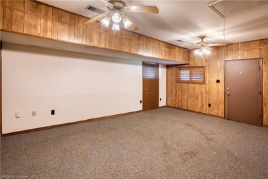 Charming 3 bedroom , 3 bath home with a desirable split floor - photo 21