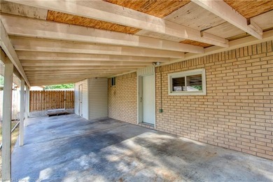 Charming 3 bedroom , 3 bath home with a desirable split floor - photo 23