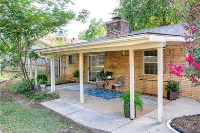 Charming 3 bedroom , 3 bath home with a desirable split floor - photo 24
