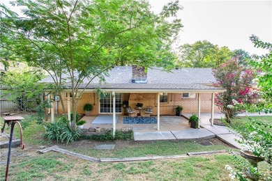 Charming 3 bedroom , 3 bath home with a desirable split floor - photo 25