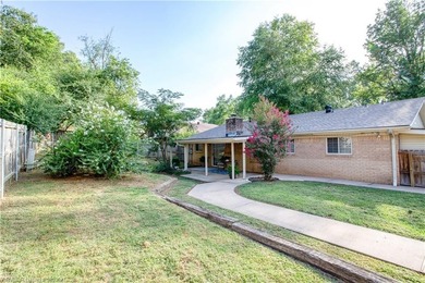 Charming 3 bedroom , 3 bath home with a desirable split floor - photo 26