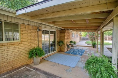 Charming 3 bedroom , 3 bath home with a desirable split floor - photo 27