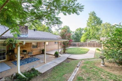 Charming 3 bedroom , 3 bath home with a desirable split floor - photo 28