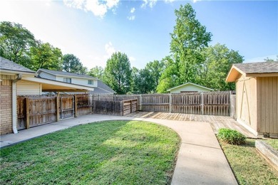 Charming 3 bedroom , 3 bath home with a desirable split floor - photo 29