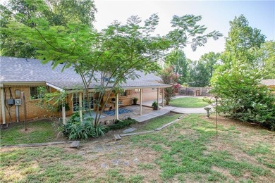 Charming 3 bedroom , 3 bath home with a desirable split floor - photo 30