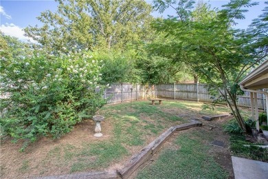 Charming 3 bedroom , 3 bath home with a desirable split floor - photo 32
