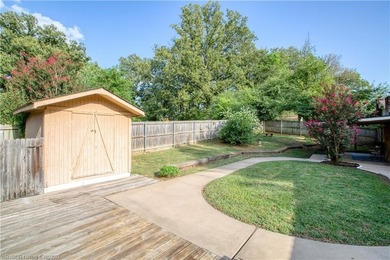 Charming 3 bedroom , 3 bath home with a desirable split floor - photo 35