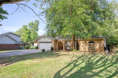 Charming 3 bedroom , 3 bath home with a desirable split floor - photo 36