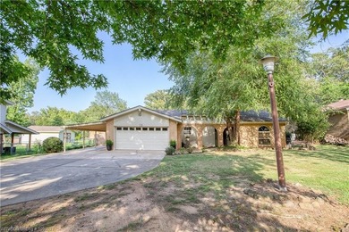 Charming 3 bedroom , 3 bath home with a desirable split floor - photo 37