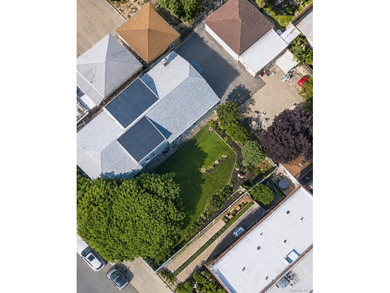 Three-Family Opportunity on Two Oversized Lots in Astoria! - photo 2