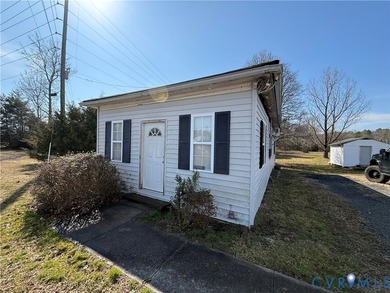 Don't miss your chance to purchase this cozy cottage. Minutes to - photo 2