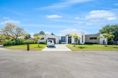 New contemporary estate featuring over 4,500 sf. indoor and - photo 2