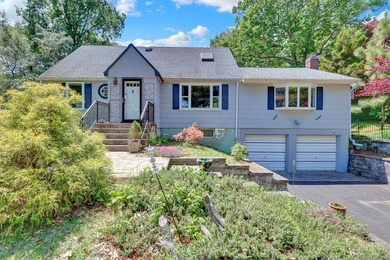 Priced To Sell! Immaculate and charming expanded Cape set on 1.5 - photo 1