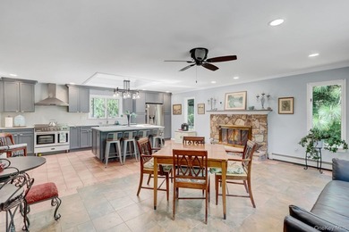 Priced To Sell! Immaculate and charming expanded Cape set on 1.5 - photo 4
