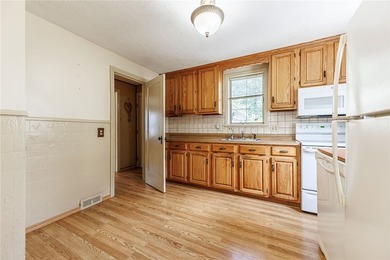 Great opportunity in Greece! This classic 3-bedroom, 1-bath home - photo 12