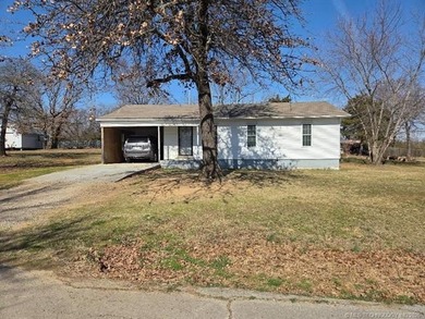 This 3BD/1BA home has been in the same family since 1956, has - photo 2