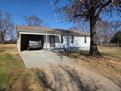 This 3BD/1BA home has been in the same family since 1956, has - photo 3
