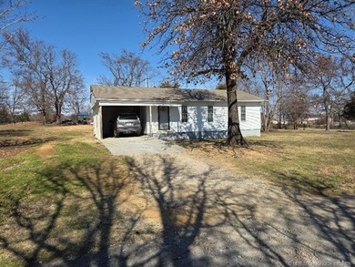 This 3BD/1BA home has been in the same family since 1956, has - photo 4