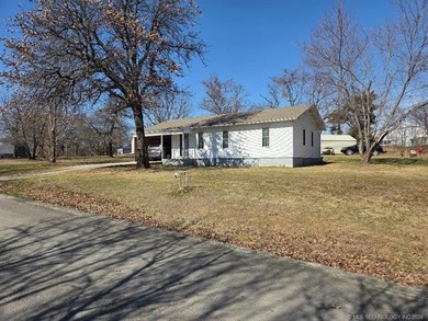 This 3BD/1BA home has been in the same family since 1956, has - photo 5