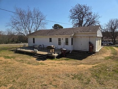 This 3BD/1BA home has been in the same family since 1956, has - photo 6