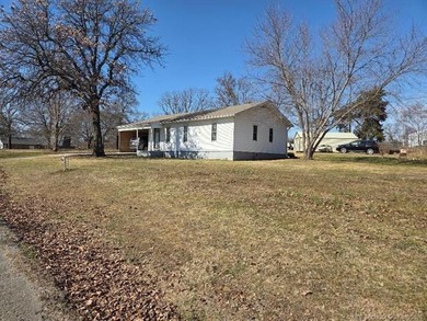 This 3BD/1BA home has been in the same family since 1956, has - photo 8