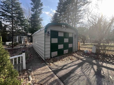 Welcome to your Up North escape on Sutherland Lake. With 90 feet - photo 4