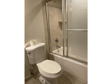 Very Nice 2 Bedroom 2 bath, Deluxe unit Tiled and vinyl Laminate - photo 11