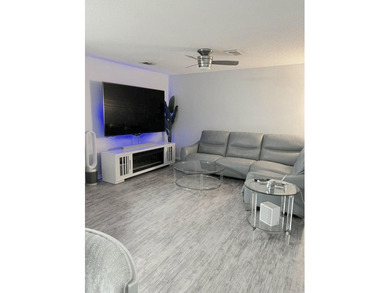 **Sellers to include 1 year home warranty** Lovely three bedroom - photo 2