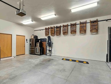 THIS 4 BEDROOM, SINGLE LEVEL impeccably maintained - photo 45
