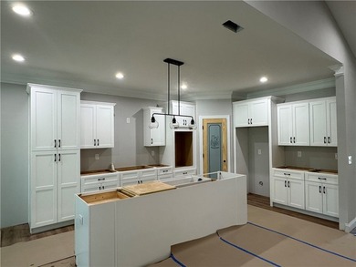 Welcome to golf course living in the highly sought-after Cobb's - photo 14