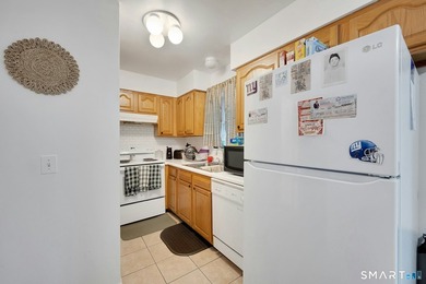 20 Hanover St. #A features a well-maintained traditional - photo 15