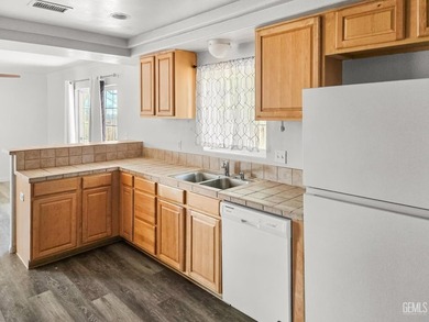Nice! Beautiful! 3BD/2BA home in the heart of Lake Isabella! - photo 4