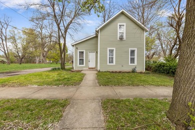 Great opportunity near downtown shopping and restaurants! This - photo 2