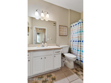 Beautifully updated ground-floor corner unit in the highly - photo 33