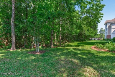 Beautifully updated ground-floor corner unit in the highly - photo 50
