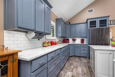 Live the lake lifestyle you've always dreamed of with this - photo 11