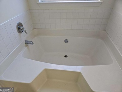 Welcome to this beautifully refreshed 4-bedroom, 2.5-bath home - photo 10