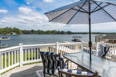 Charming lakeside retreat! This move-in ready 2 bedroom, 2 bath - Lake Home For Sale in Mabank, Texas