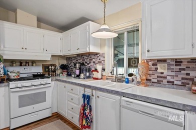 Welcome home to this spacious and well-maintained 3-bedroom - photo 12
