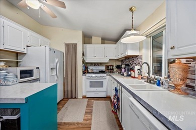 Welcome home to this spacious and well-maintained 3-bedroom - photo 13