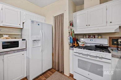 Welcome home to this spacious and well-maintained 3-bedroom - photo 14