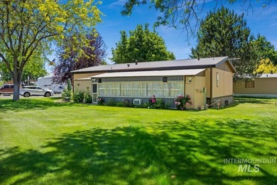 Welcome home to this spacious and well-maintained 3-bedroom - photo 25